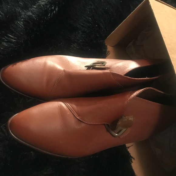 Low ankle boots with gold buckles - Picture 2 of 4